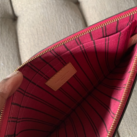 ❤️SOLD❤️Louis Vuitton pouchette - Picture 2 of 7
